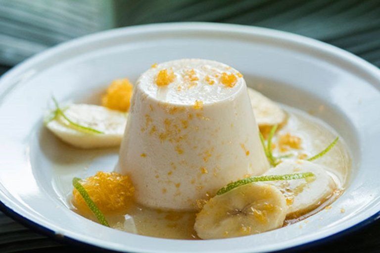 Утро становится легче: легкий диетический пудинг из творога с манкой и бананом на пару