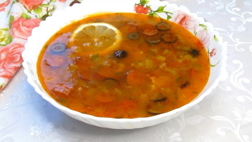 Сборная мясная солянка по-домашнему: простой рецепт для уютного вечера