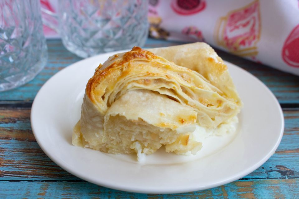 Быстрая плетенка из лаваша с творогом: простой завтрак напрокат