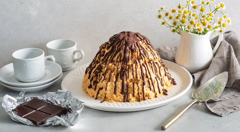 Торт «Муравейник» с орешками в карамели к Новому году