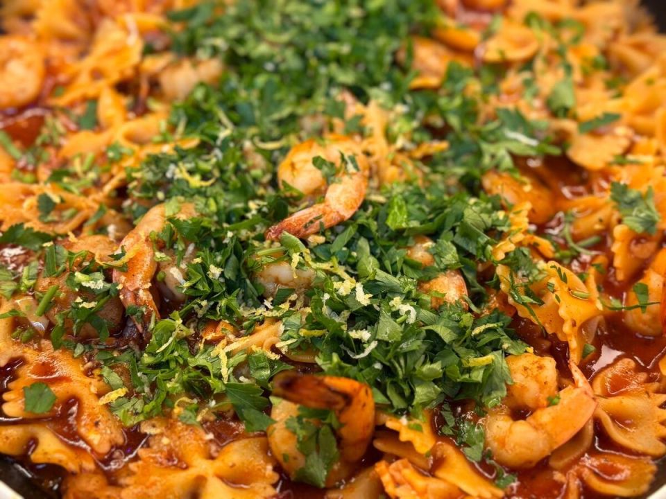 Креветки в томатном соусе с коньяком: идеальное угощение для мамы