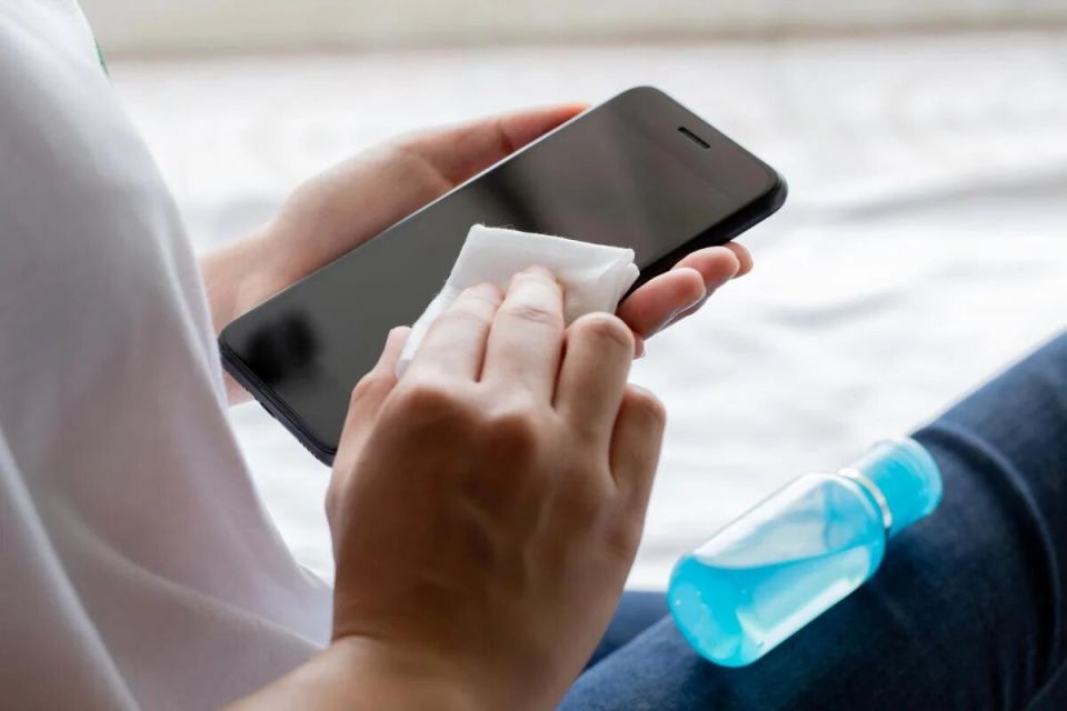Секреты идеальной чистоты смартфона: как избавиться от бактерий