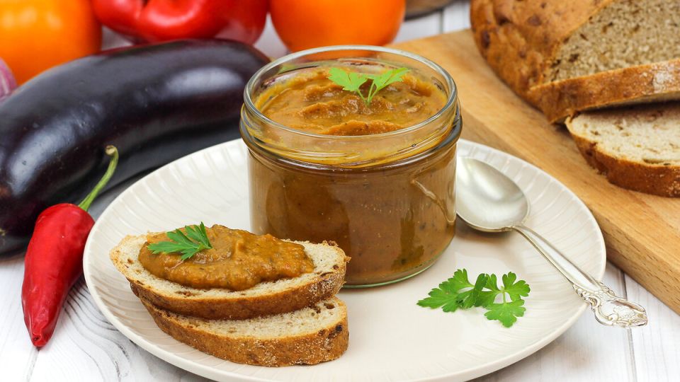 Как приготовить удивительно нежную баклажанную икру на зиму