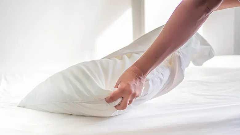 Почему наволочки требуют особого внимания и как часто их менять?